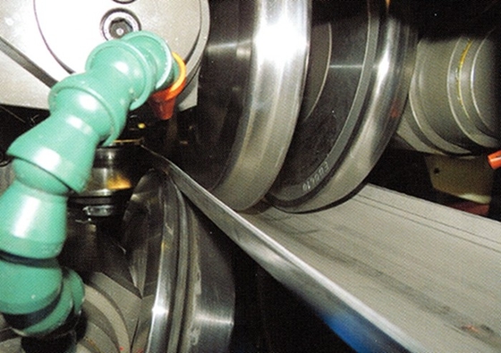 Máy nghiền ống 80m / phút Thiết kế lỗ Máy nghiền ống thép hàn điện tự động
